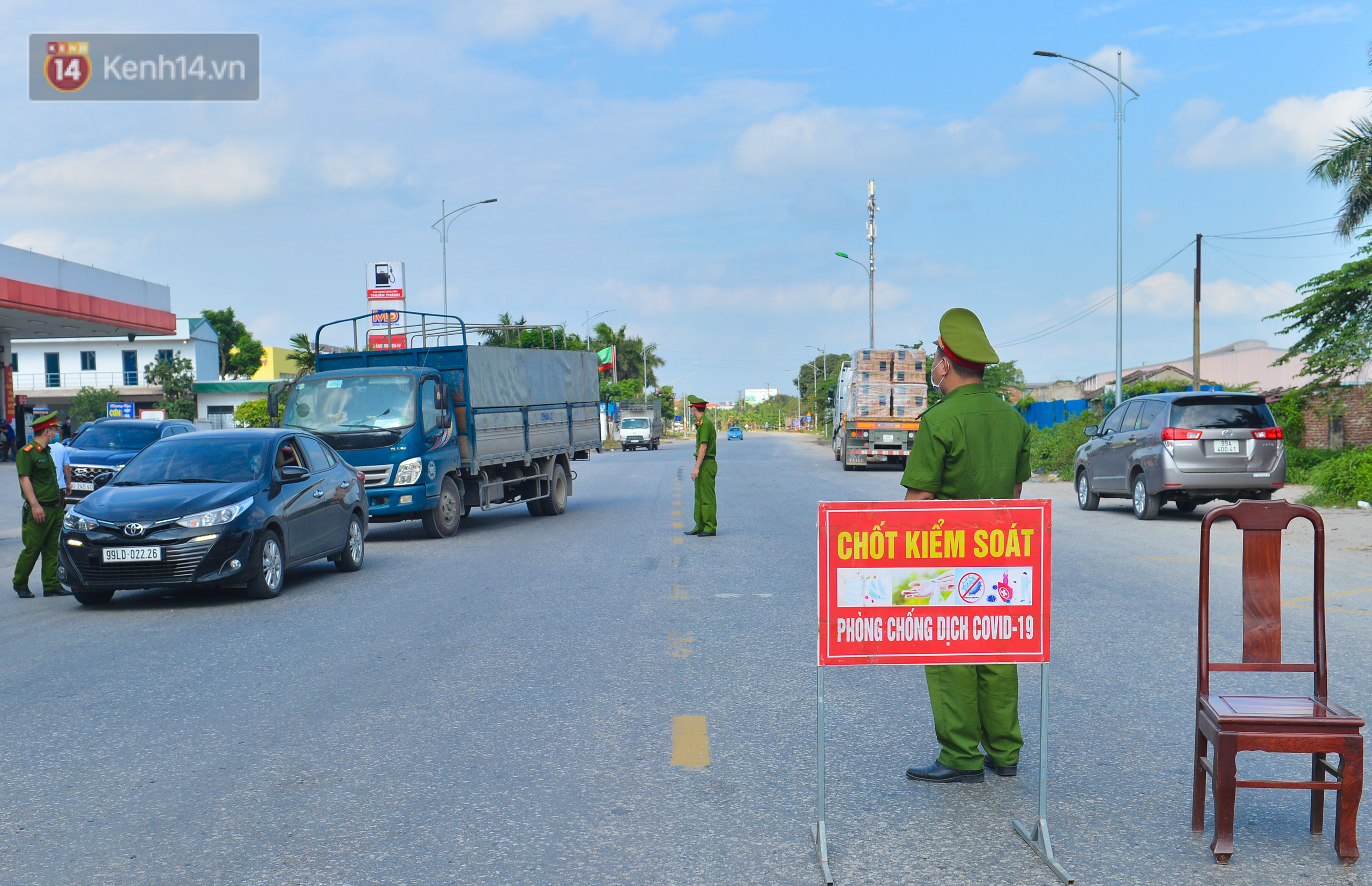 Đúng phút 89, chú rể Bắc Ninh đành ngậm ngùi quay xe, cùng cô dâu trở về Hà Nội do nhà trai trong khu vực dãn cách xã hội - Ảnh 4.