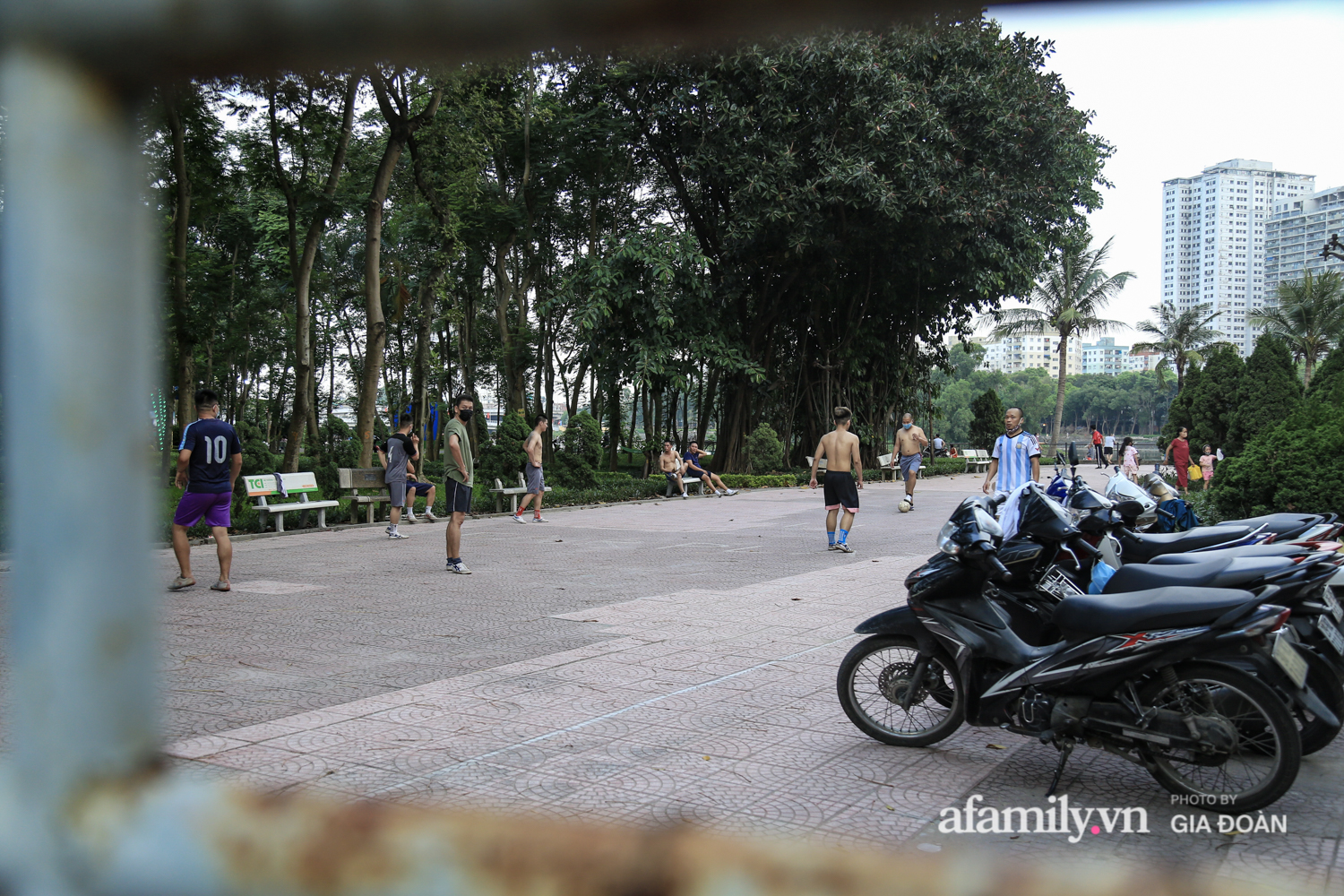 &quot;Phớt lờ&quot; chỉ thị, hàng trăm người dân vẫn vào công viên Linh Đàm tập thể dục - Ảnh 2.