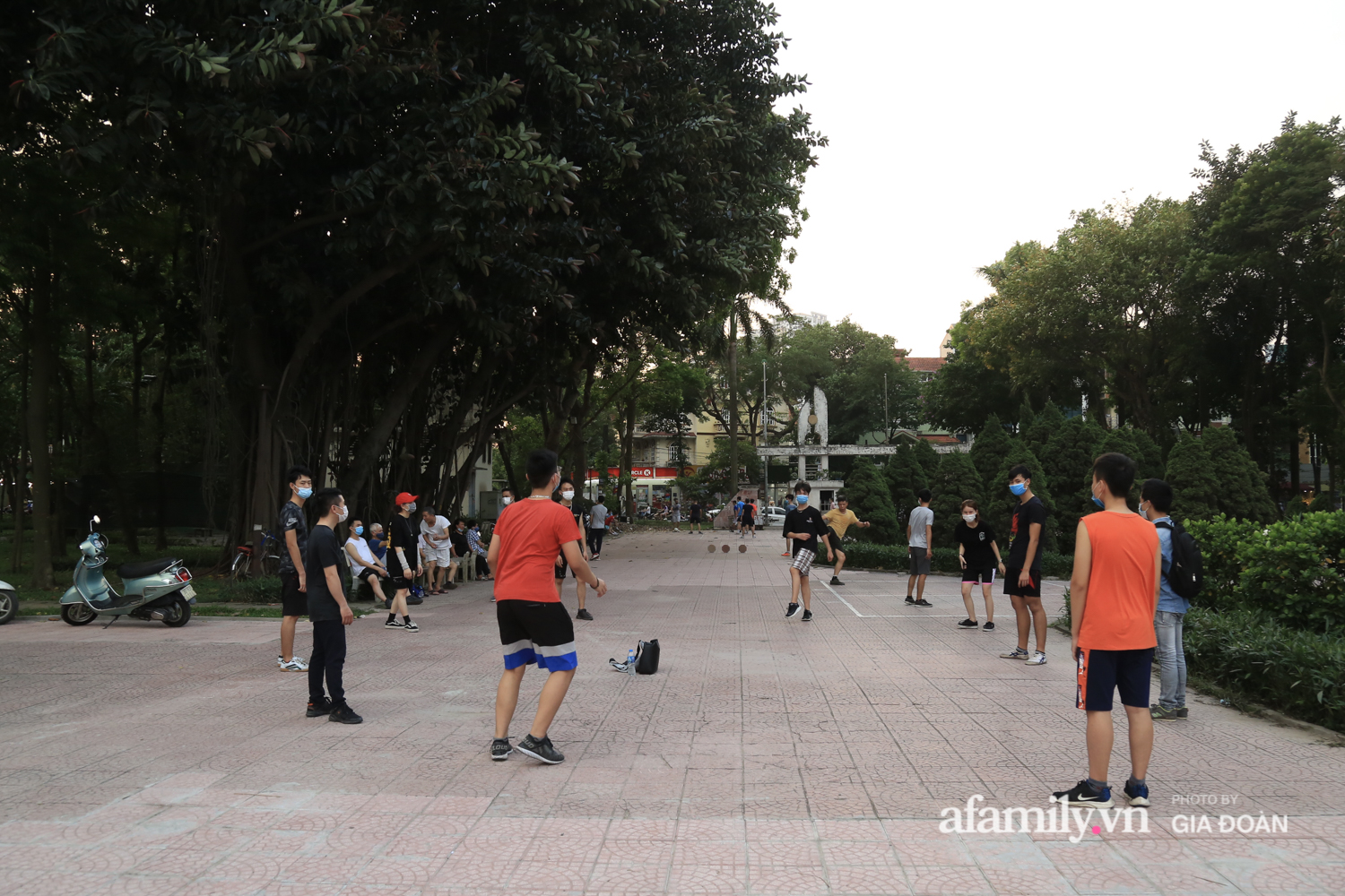 &quot;Phớt lờ&quot; chỉ thị, hàng trăm người dân vẫn vào công viên Linh Đàm tập thể dục - Ảnh 16.