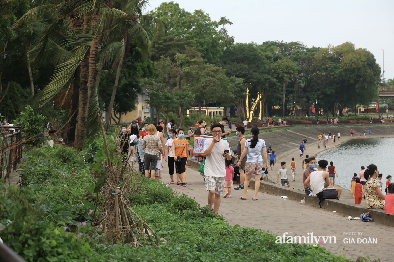 &quot;Phớt lờ&quot; chỉ thị, hàng trăm người dân vẫn vào công viên Linh Đàm tập thể dục - Ảnh 18.