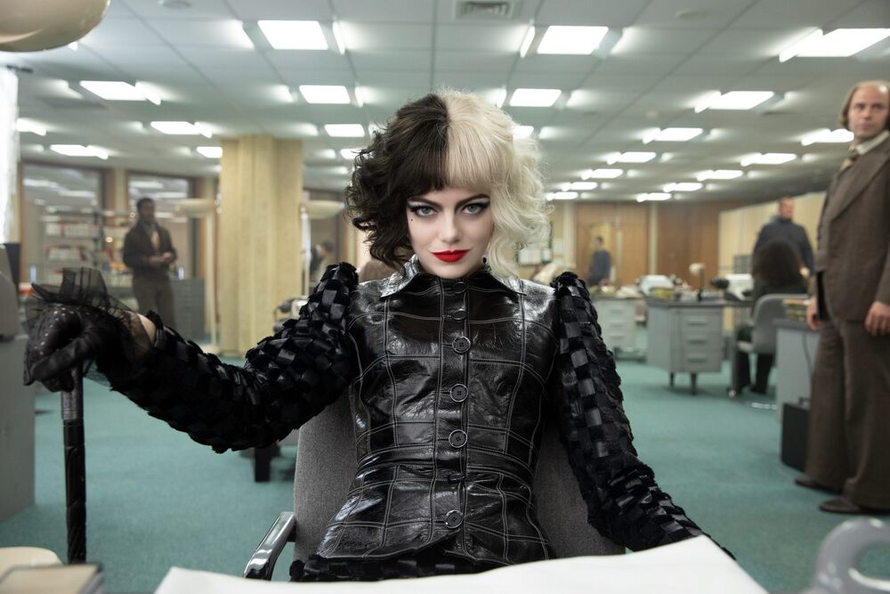 Cruella: Ác nữ trộm chó khơi mào cuộc chiến thời trang choáng ngợp, gây sốc dù phi lý - Ảnh 14. Cruella: Ác nữ trộm chó khơi mào cuộc chiến thời trang choáng ngợp, gây sốc dù phi lý - Ảnh 14.