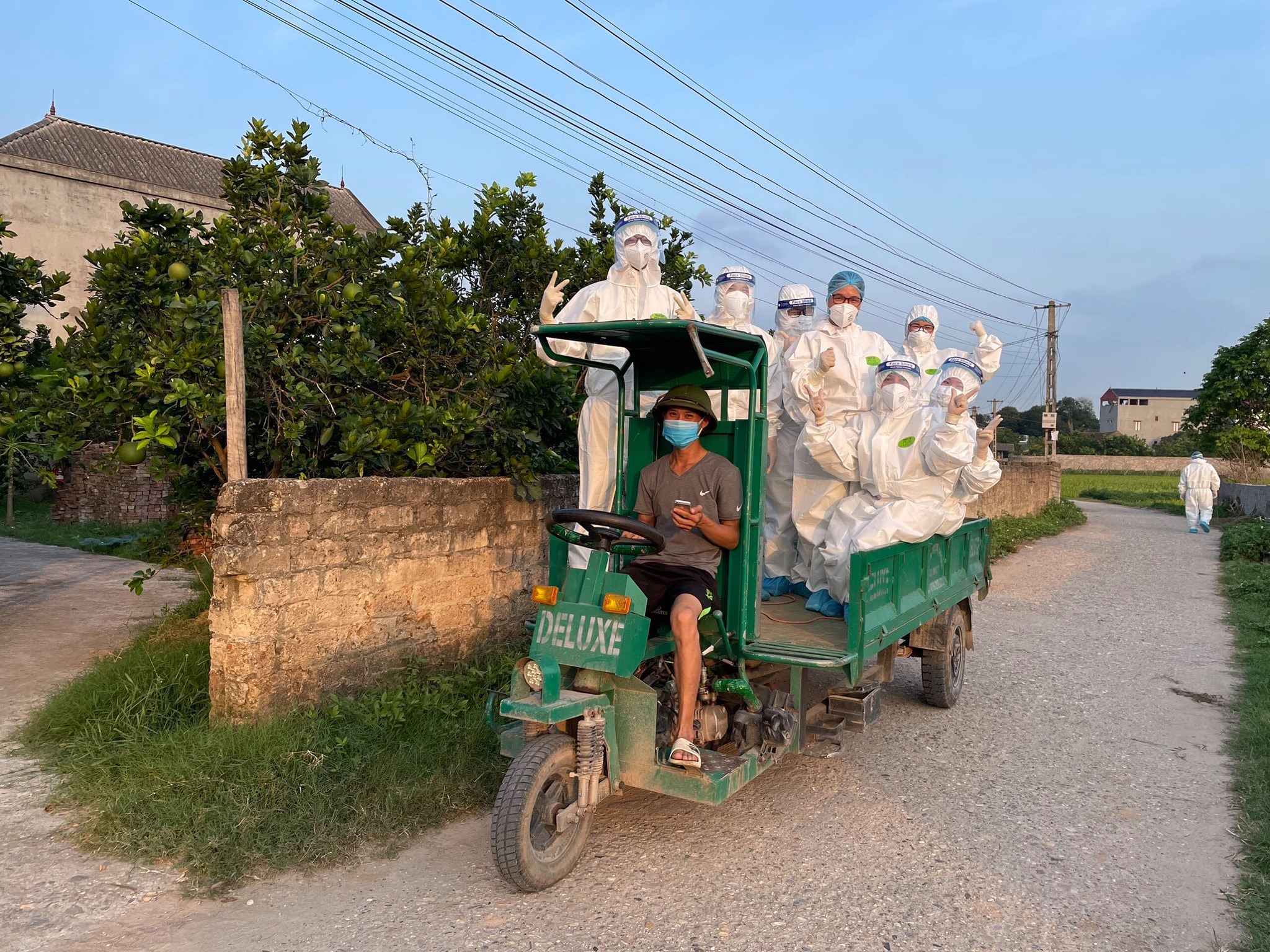 Y tế &quot;Trăng mật&quot; trong tâm dịch của vợ chồng bác sĩ trẻ ở Quảng Ninh  - Ảnh 2.