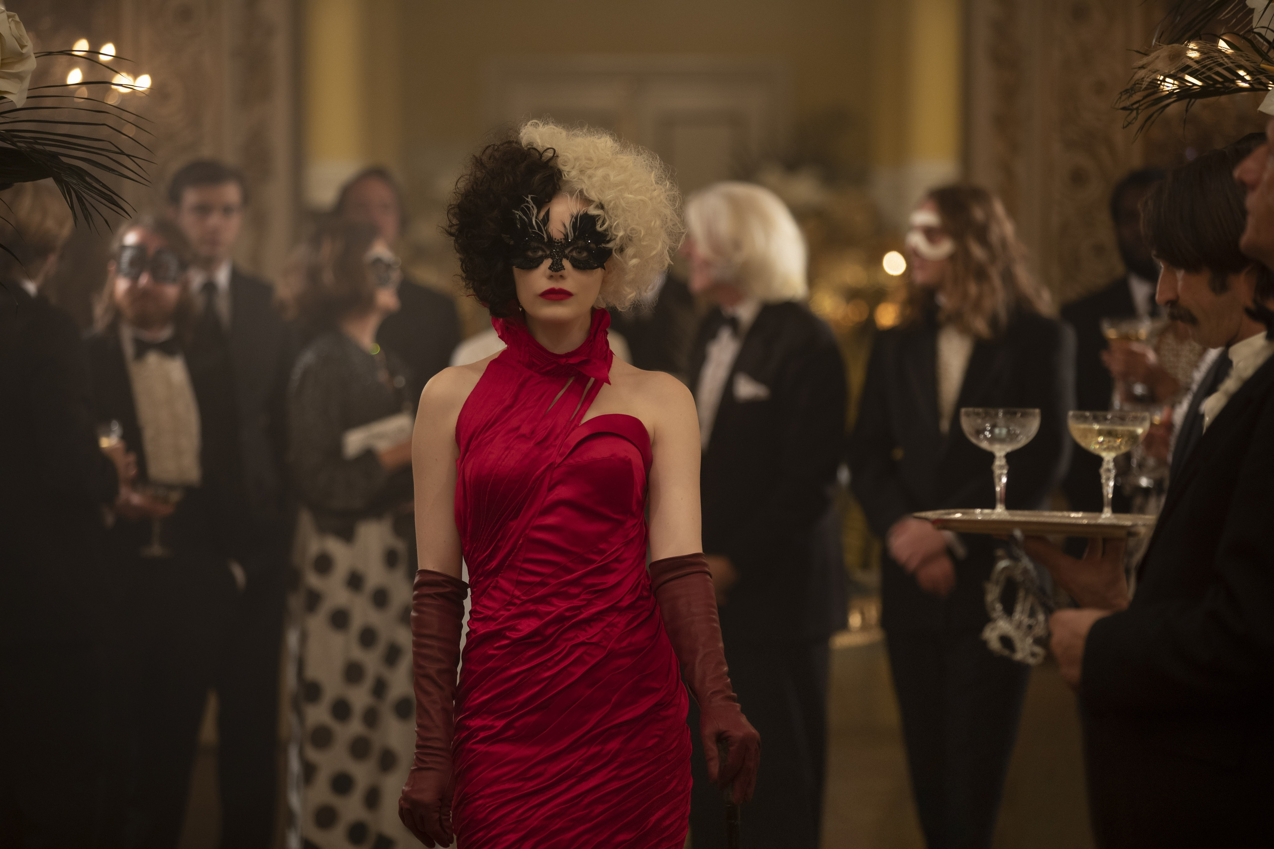 Cruella: Ác nữ trộm chó khơi mào cuộc chiến thời trang choáng ngợp, gây sốc dù phi lý - Ảnh 13. Cruella: Ác nữ trộm chó khơi mào cuộc chiến thời trang choáng ngợp, gây sốc dù phi lý - Ảnh 13.