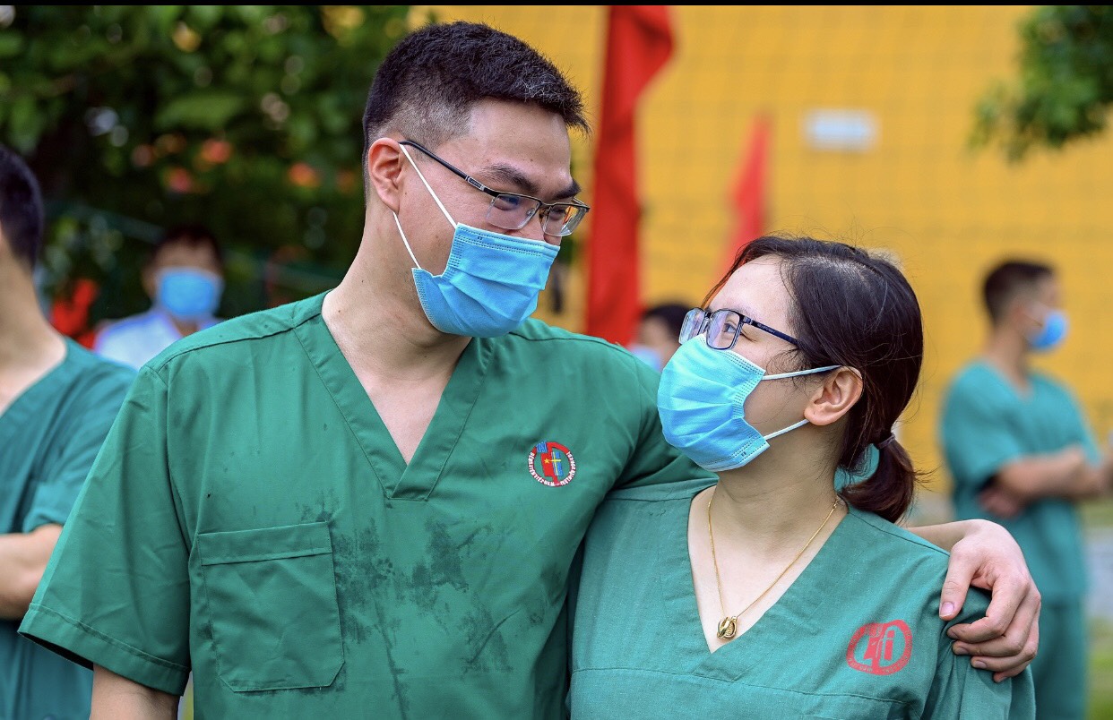 Y tế &quot;Trăng mật&quot; trong tâm dịch của vợ chồng bác sĩ trẻ ở Quảng Ninh  - Ảnh 1.
