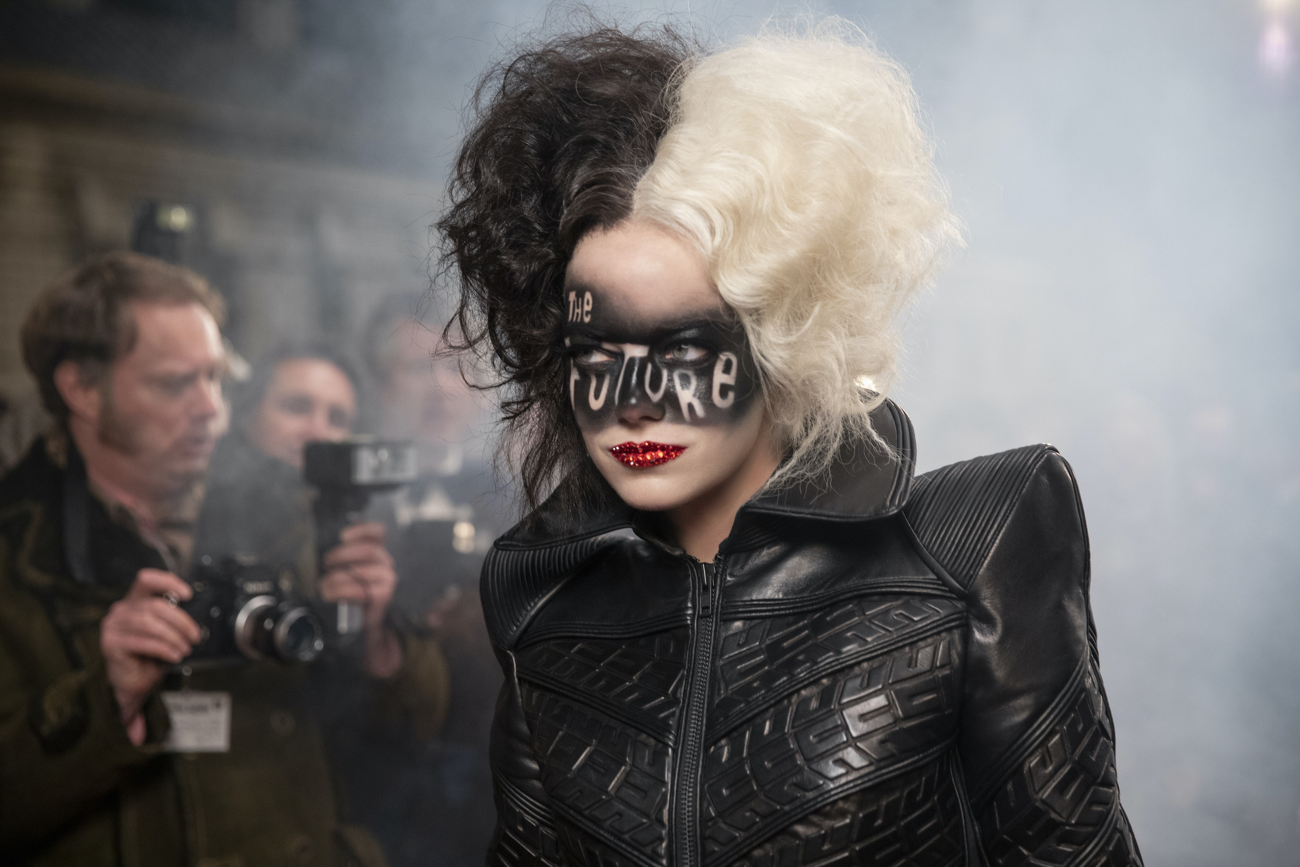 Cruella: Ác nữ trộm chó khơi mào cuộc chiến thời trang choáng ngợp, gây sốc dù phi lý - Ảnh 8. Cruella: Ác nữ trộm chó khơi mào cuộc chiến thời trang choáng ngợp, gây sốc dù phi lý - Ảnh 8.