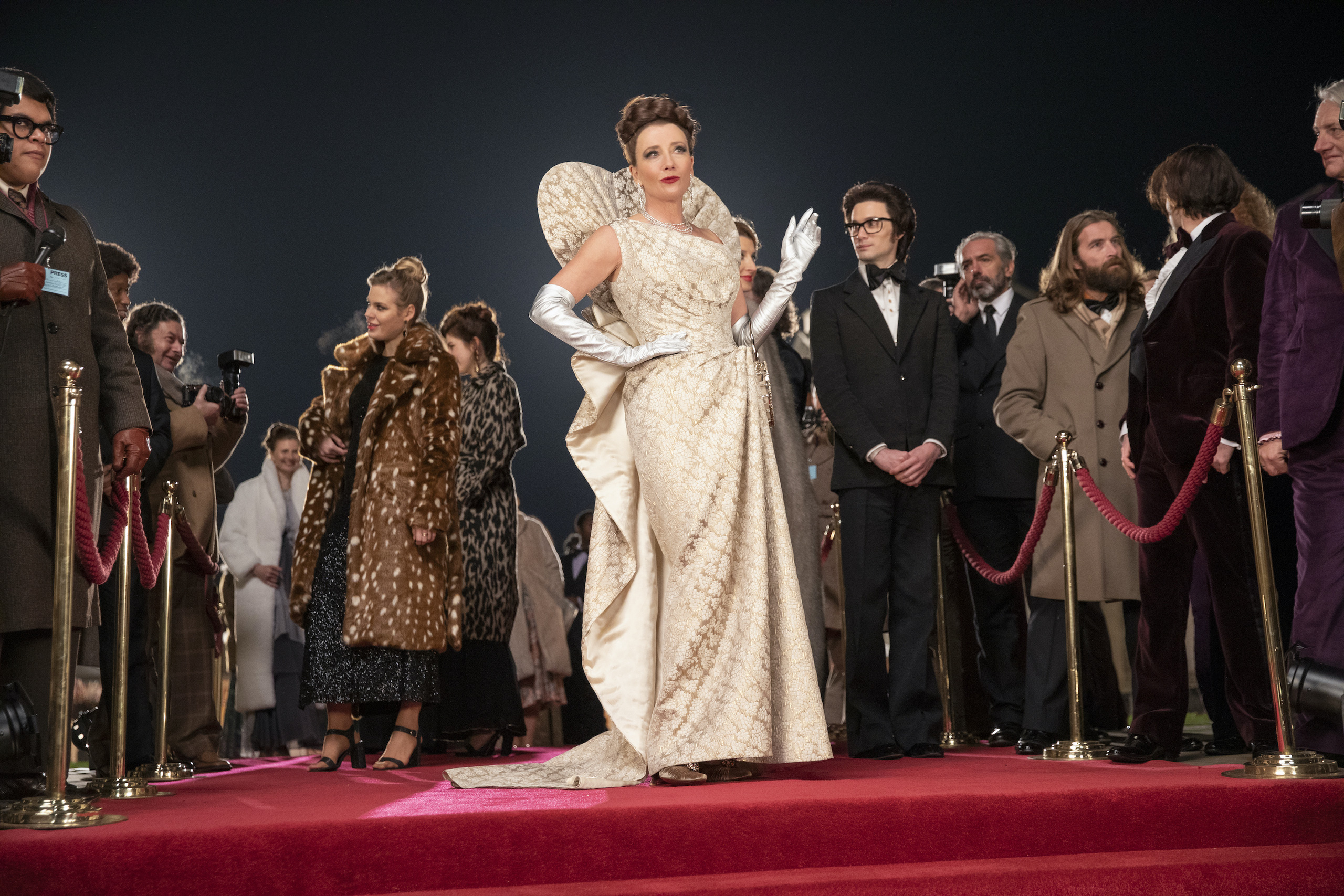 Cruella: Ác nữ trộm chó khơi mào cuộc chiến thời trang choáng ngợp, gây sốc dù phi lý - Ảnh 11. Cruella: Ác nữ trộm chó khơi mào cuộc chiến thời trang choáng ngợp, gây sốc dù phi lý - Ảnh 11.