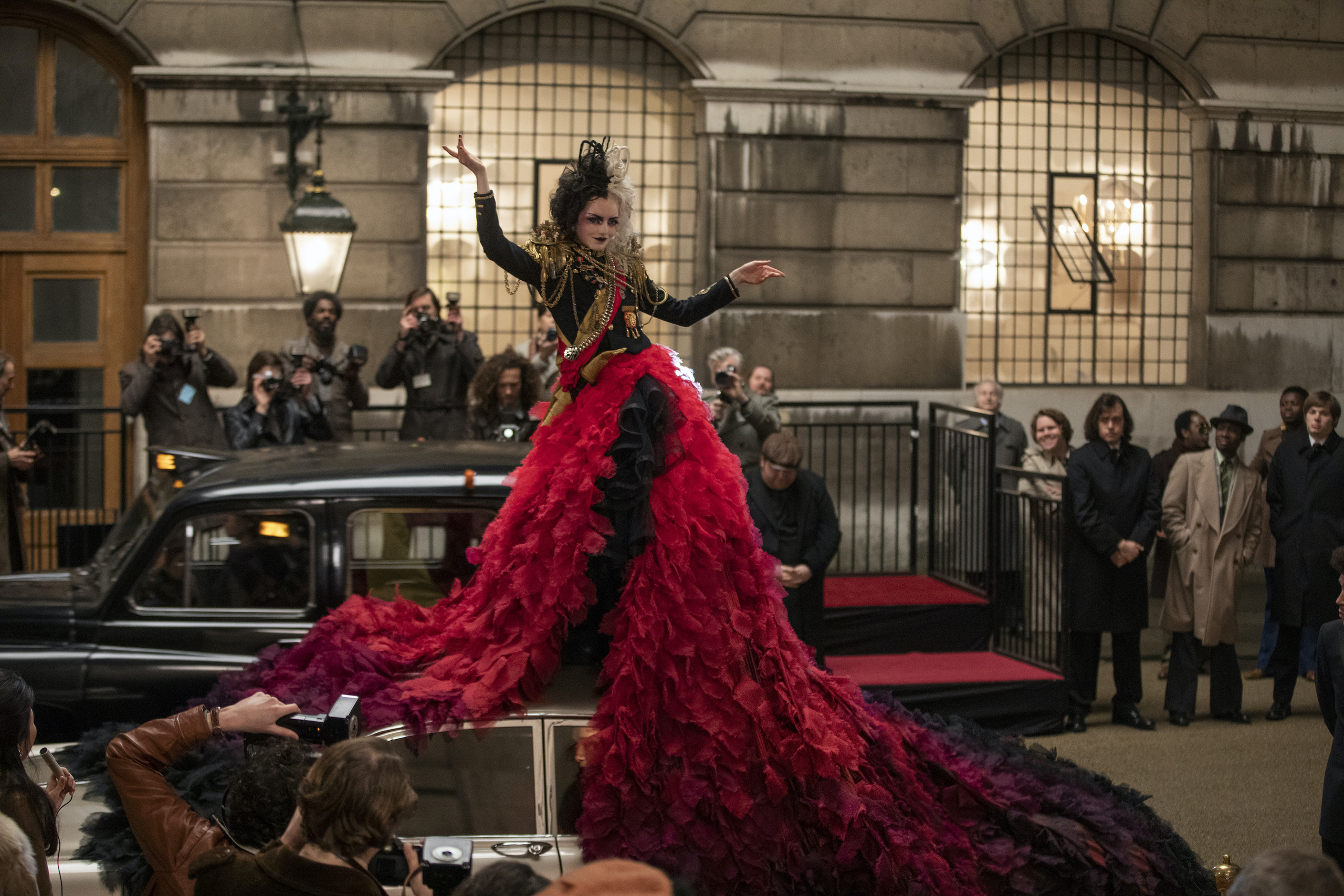 Cruella: Ác nữ trộm chó khơi mào cuộc chiến thời trang choáng ngợp, gây sốc dù phi lý - Ảnh 10. Cruella: Ác nữ trộm chó khơi mào cuộc chiến thời trang choáng ngợp, gây sốc dù phi lý - Ảnh 10.