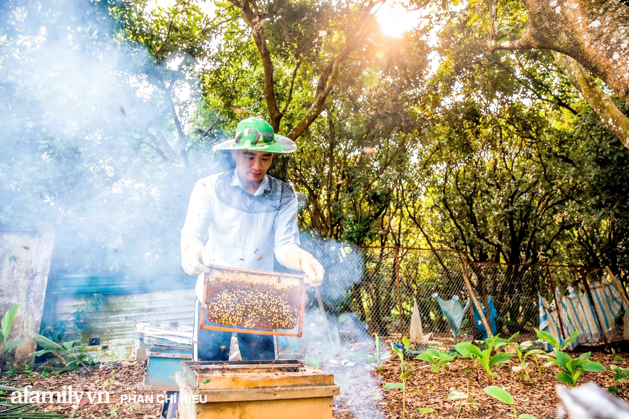 Đến &quot;thủ phủ mật ong&quot; giữa mùa thu hoạch, gặp người đàn ông đã dành cả tuổi xuân đảm nhiệm công việc giữ gìn đàn ong giống quốc gia - Ảnh 1.