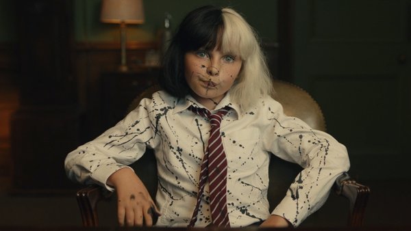 Cruella: &quot;Ác nữ trộm chó&quot; khơi mào cuộc chiến thời trang choáng ngợp, gây  sốc dù phi lý
