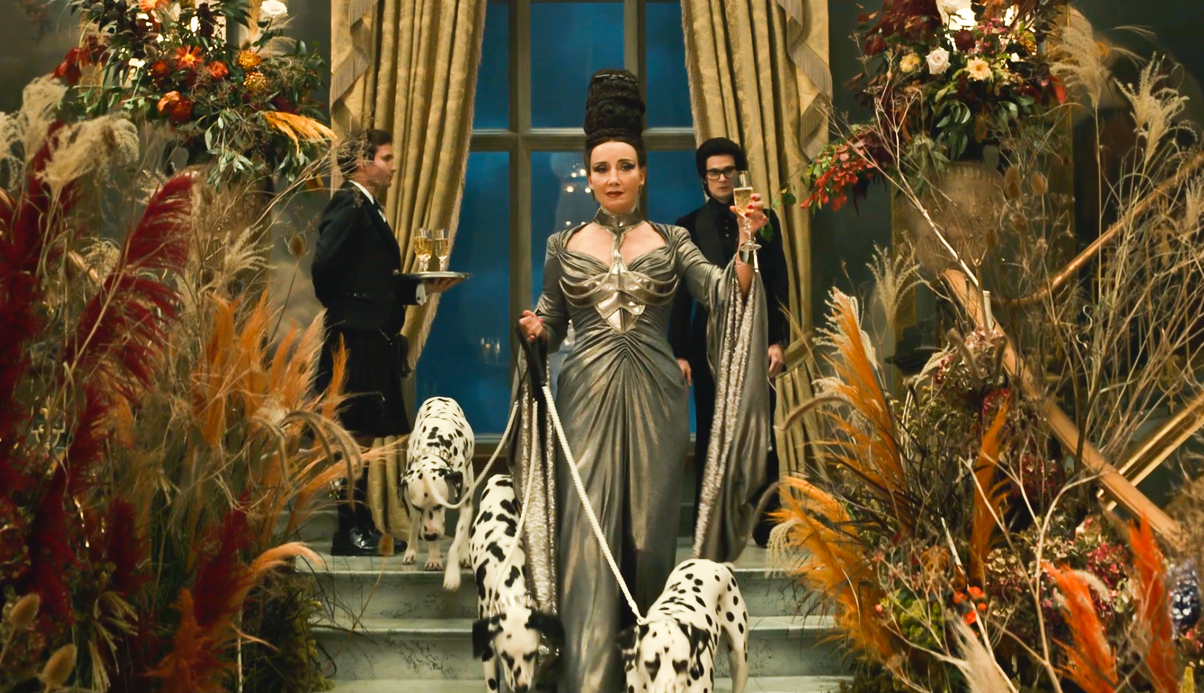 Cruella: Ác nữ trộm chó khơi mào cuộc chiến thời trang choáng ngợp, gây sốc dù phi lý - Ảnh 12. Cruella: Ác nữ trộm chó khơi mào cuộc chiến thời trang choáng ngợp, gây sốc dù phi lý - Ảnh 12.