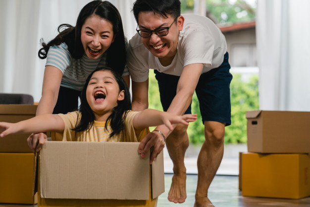 Ở nhà cùng con, bố mẹ hóa “siêu nhân” với nhiều vai trò khác nhau - Ảnh 1. Ở nhà cùng con, bố mẹ hóa “siêu nhân” với nhiều vai trò khác nhau - Ảnh 1.