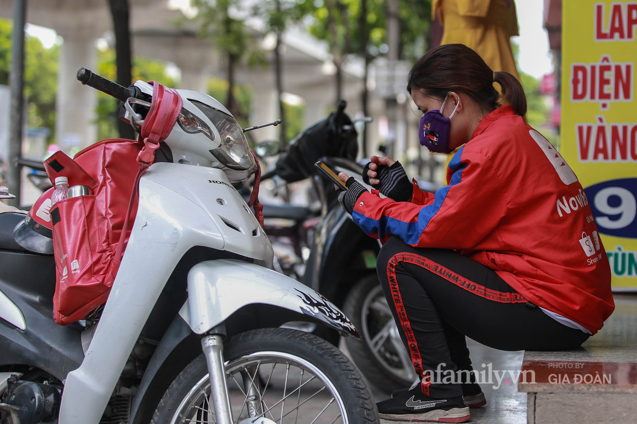 Chuyện những nữ shipper, xe ôm không mỏi ở Hà Nội: Người giấu gia đình, người vừa làm bố, vừa làm mẹ nhưng vẫn lao ra đường vì hai chữ 