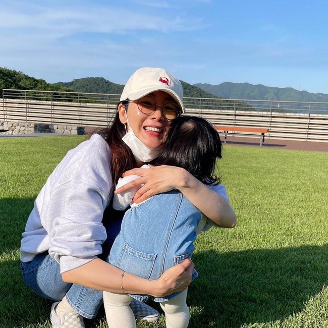 "Người đẹp khóc" Choi Ji Woo: Nhan sắc tuổi 20 hay 45 đều vẹn nguyên nét tươi trẻ, nhưng "khúc giữa" lại đầy rẫy vết tích thẩm mỹ - Ảnh 2. "Người đẹp khóc" Choi Ji Woo: Nhan sắc tuổi 20 hay 45 đều vẹn nguyên nét tươi trẻ, nhưng "khúc giữa" lại đầy rẫy vết tích thẩm mỹ - Ảnh 2.