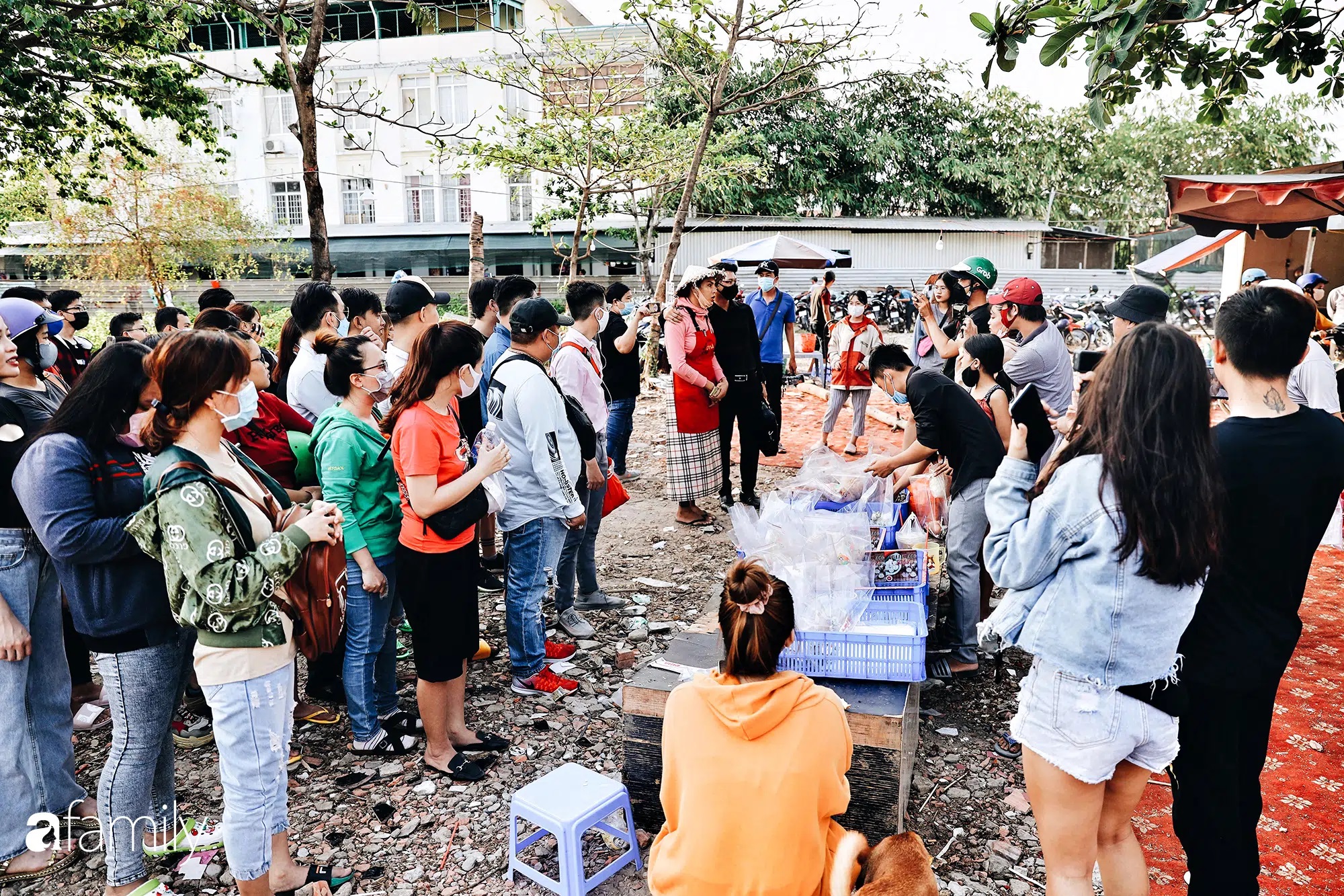 Cát Thy cách đây 1 năm &quot;hốt bạc&quot; nhờ bán bánh tráng trộn, thu nhập có khi lên tới chục triệu/ngày, sau vài tháng mua nhà, mở thêm tiệm nhưng bây giờ đã trắng tay!? - Ảnh 4.