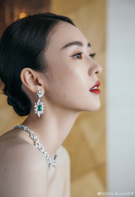 Bộ đầm xanh hở ngực sexy thế nào mà giúp Đồng Dao "chặt tan nát" Đàm Tùng Vận ở tiệc hạng sang Bạch Ngọc Lan - Ảnh 9. Bộ đầm xanh hở ngực sexy thế nào mà giúp Đồng Dao "chặt tan nát" Đàm Tùng Vận ở tiệc hạng sang Bạch Ngọc Lan - Ảnh 9.