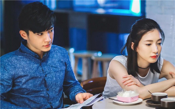 Chiếc ảnh cưới treo trên tường đột ngột bị tuột móc, thứ rơi ra từ phía sau khiến người chồng bàng hoàng run rẩy - Ảnh 1. Chiếc ảnh cưới treo trên tường đột ngột bị tuột móc, thứ rơi ra từ phía sau khiến người chồng bàng hoàng run rẩy - Ảnh 1.