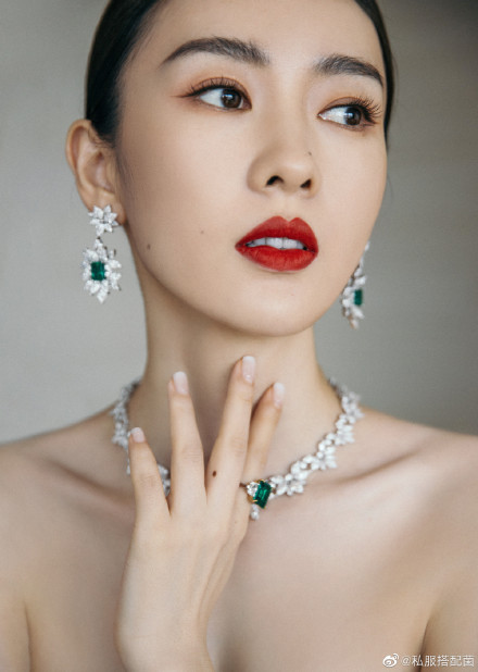 Bộ đầm xanh hở ngực sexy thế nào mà giúp Đồng Dao "chặt tan nát" Đàm Tùng Vận ở tiệc hạng sang Bạch Ngọc Lan - Ảnh 6. Bộ đầm xanh hở ngực sexy thế nào mà giúp Đồng Dao "chặt tan nát" Đàm Tùng Vận ở tiệc hạng sang Bạch Ngọc Lan - Ảnh 6.