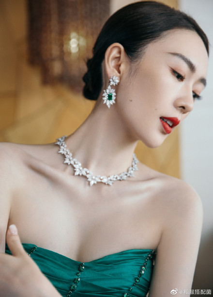 Bộ đầm xanh hở ngực sexy thế nào mà giúp Đồng Dao "chặt tan nát" Đàm Tùng Vận ở tiệc hạng sang Bạch Ngọc Lan - Ảnh 8. Bộ đầm xanh hở ngực sexy thế nào mà giúp Đồng Dao "chặt tan nát" Đàm Tùng Vận ở tiệc hạng sang Bạch Ngọc Lan - Ảnh 8.
