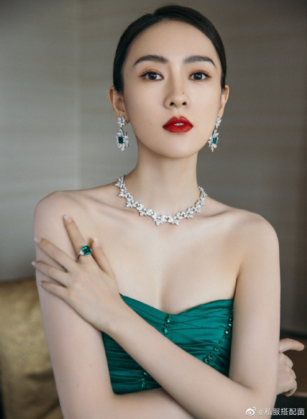 Bộ đầm xanh hở ngực sexy thế nào mà giúp Đồng Dao "chặt tan nát" Đàm Tùng Vận ở tiệc hạng sang Bạch Ngọc Lan - Ảnh 7. Bộ đầm xanh hở ngực sexy thế nào mà giúp Đồng Dao "chặt tan nát" Đàm Tùng Vận ở tiệc hạng sang Bạch Ngọc Lan - Ảnh 7.