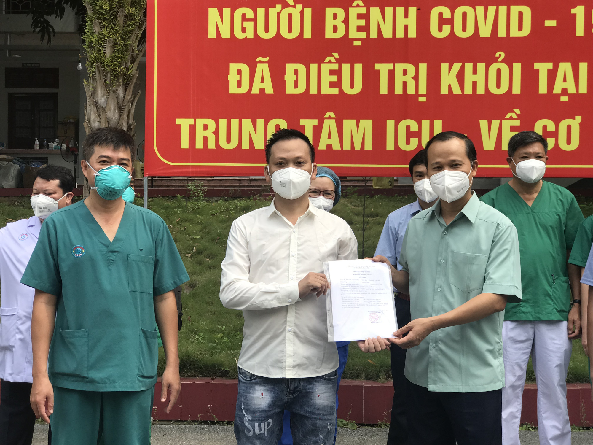 2 bệnh nhân COVID-19 nặng đầu tiên ở Bắc Giang khỏi bệnh - Ảnh 4.
