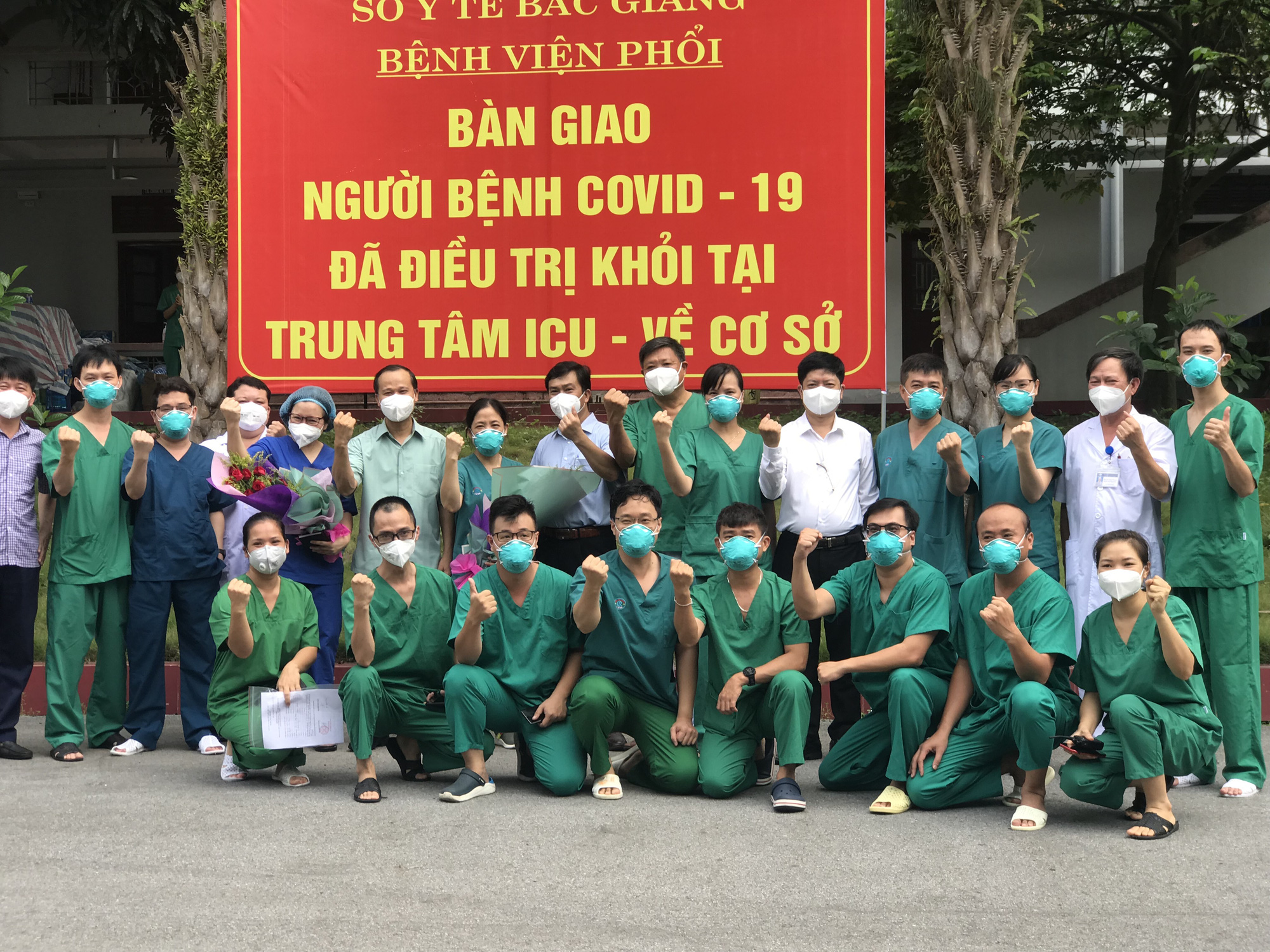 2 bệnh nhân COVID-19 nặng đầu tiên ở Bắc Giang khỏi bệnh - Ảnh 7.