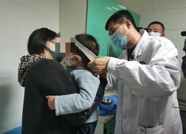 Con trai nói ngứa đầu, gia đình phát hiện sau gáy bé có "cục thịt dư", 3 hành động dứt khoát của người mẹ được bác sĩ khen ngợi - Ảnh 3. Con trai nói ngứa đầu, gia đình phát hiện sau gáy bé có "cục thịt dư", 3 hành động dứt khoát của người mẹ được bác sĩ khen ngợi - Ảnh 3.