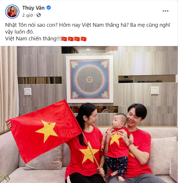 Sao Việt nô nức cổ vũ đội tuyển Việt Nam: Nhà ai cũng khoe cờ đỏ sao vàng rực rỡ, con gái Đông Nhi cực phấn khích - Ảnh 7.