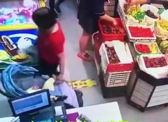 Sốc khi thấy người lạ véo con gái 4 tháng tuổi đến hoại tử cả da chân khi đi siêu thị - Ảnh 1. Sốc khi thấy người lạ véo con gái 4 tháng tuổi đến hoại tử cả da chân khi đi siêu thị - Ảnh 1.