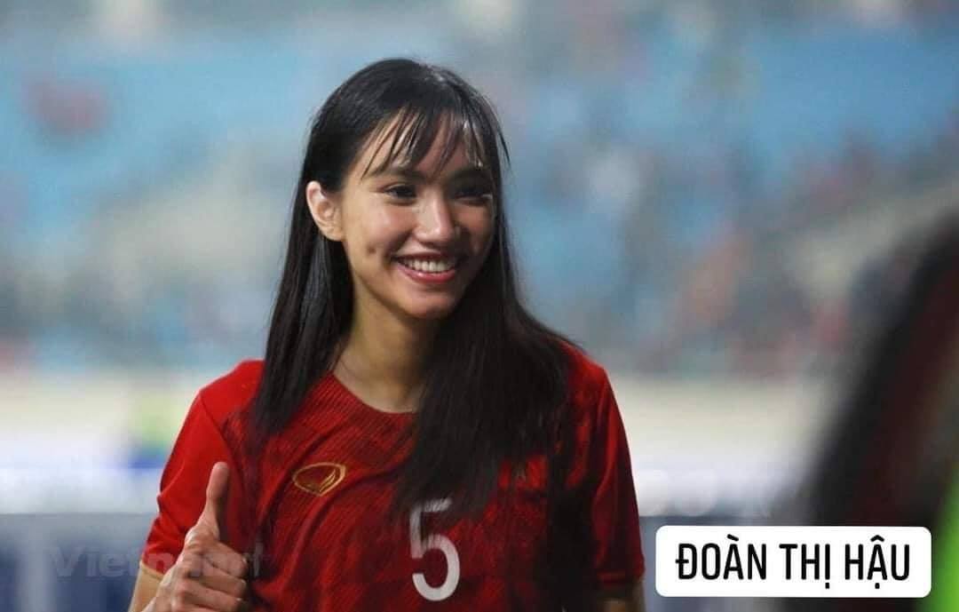 Được thử thách bởi trang phục của đội tuyển bóng đá nữ Việt Nam, những cầu thủ nam đã vượt qua giới hạn của mình để trở thành phiên bản con gái đầy ngầu và dễ thương. Nhấn vào hình ảnh và xem các cầu thủ quốc gia đỉnh cao thi đấu \