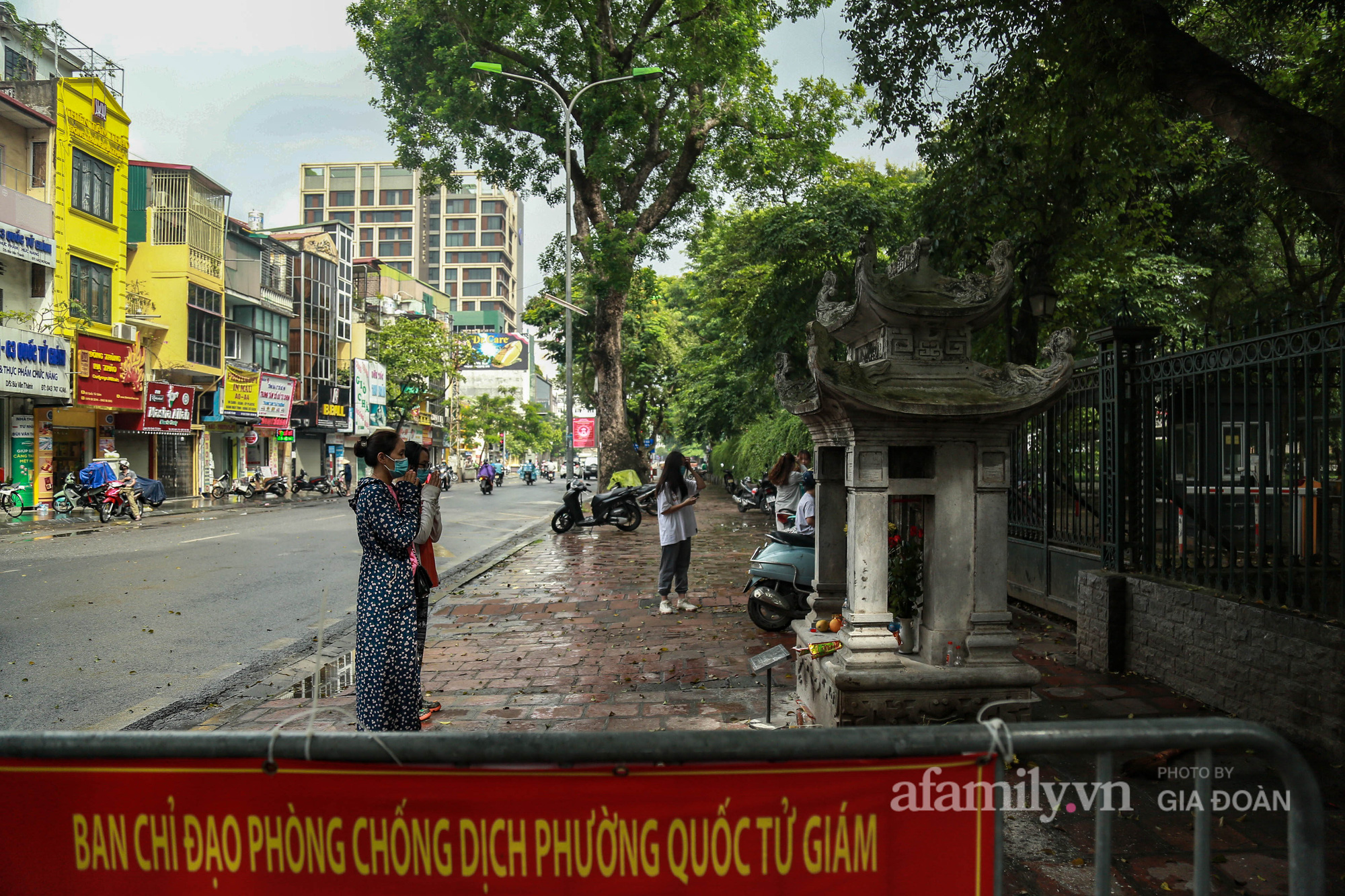 Phụ huynh, thí sinh ở Hà Nội đội mưa đi lễ cầu may trước ngày thi vào lớp 10 THPT - Ảnh 9.