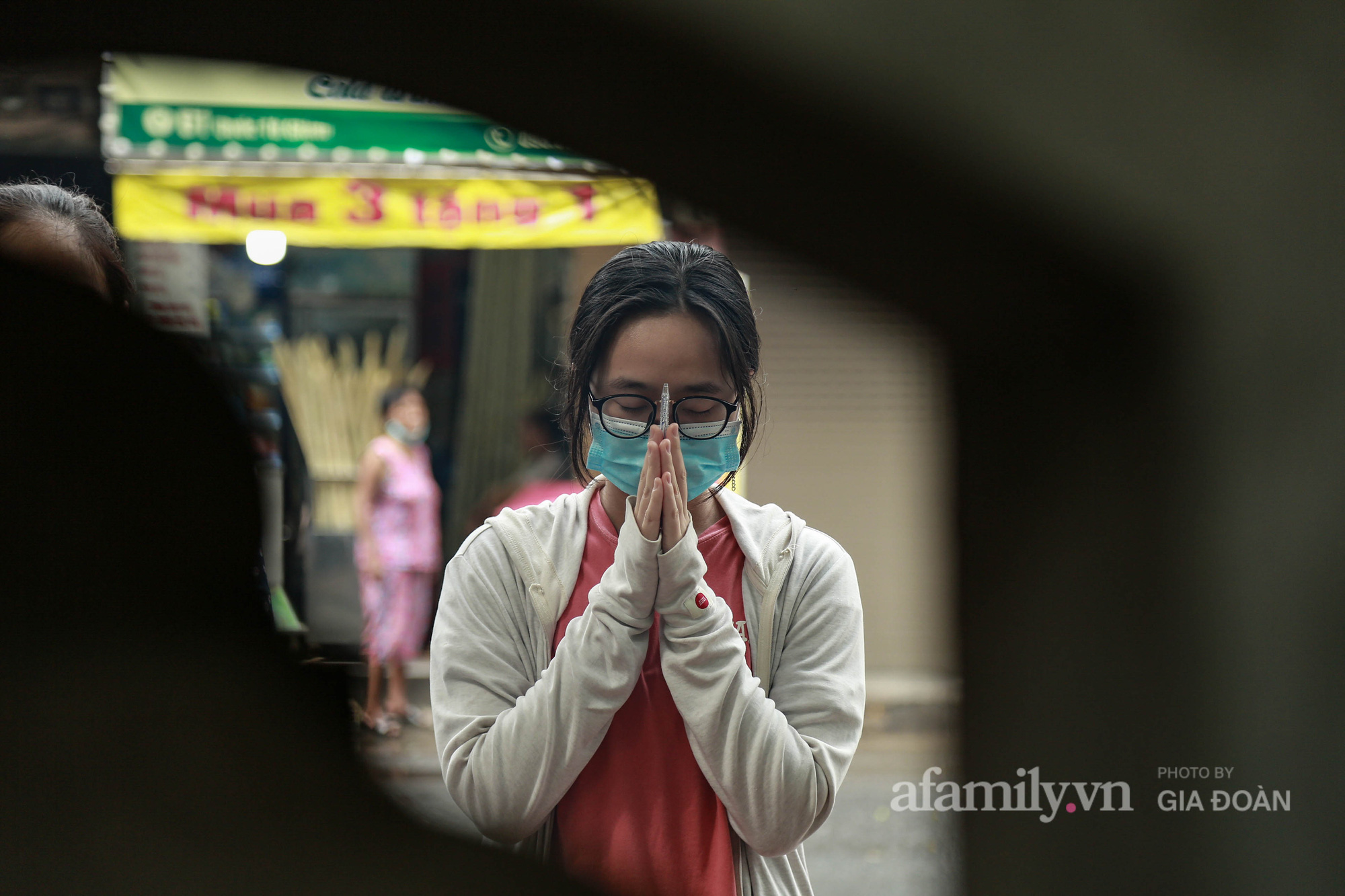 Phụ huynh, thí sinh ở Hà Nội đội mưa đi lễ cầu may trước ngày thi vào lớp 10 THPT - Ảnh 11.