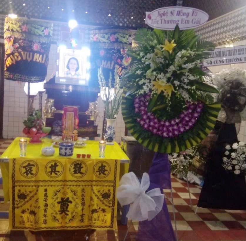 BTV Cẩm Liên qua đời vì ung thư thận, NS Hồng Vân và Lê Giang đau lòng, nghệ sĩ xót xa vì cảnh vắng lặng tại tang lễ - Ảnh 9. BTV Cẩm Liên qua đời vì ung thư thận, NS Hồng Vân và Lê Giang đau lòng, nghệ sĩ xót xa vì cảnh vắng lặng tại tang lễ - Ảnh 9.