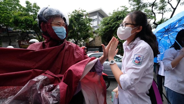 Khoảnh khắc xua tan mưa gió thi vào 10 ở Hà Nội: Con tự tin, làm bài tốt nhé - Ảnh 11. Khoảnh khắc xua tan mưa gió thi vào 10 ở Hà Nội: Con tự tin, làm bài tốt nhé - Ảnh 11.