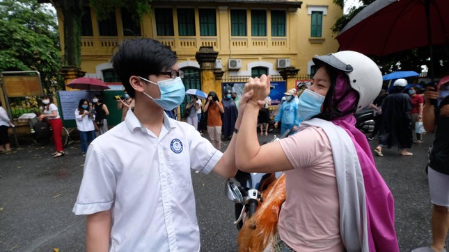 Khoảnh khắc xua tan mưa gió thi vào 10 ở Hà Nội: Con tự tin, làm bài tốt nhé - Ảnh 10. Khoảnh khắc xua tan mưa gió thi vào 10 ở Hà Nội: Con tự tin, làm bài tốt nhé - Ảnh 10.