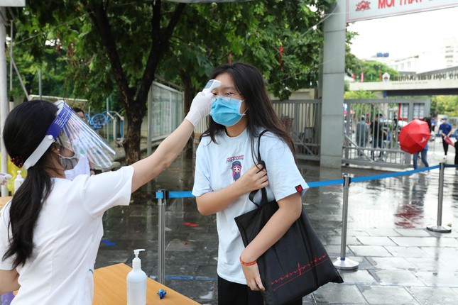 Khoảnh khắc xua tan mưa gió thi vào 10 ở Hà Nội: Con tự tin, làm bài tốt nhé - Ảnh 2. Khoảnh khắc xua tan mưa gió thi vào 10 ở Hà Nội: Con tự tin, làm bài tốt nhé - Ảnh 2.