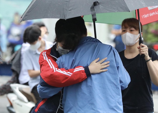 Khoảnh khắc xua tan mưa gió thi vào 10 ở Hà Nội: Con tự tin, làm bài tốt nhé - Ảnh 3. Khoảnh khắc xua tan mưa gió thi vào 10 ở Hà Nội: Con tự tin, làm bài tốt nhé - Ảnh 3.