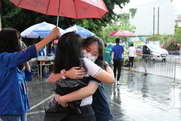 Khoảnh khắc xua tan mưa gió thi vào 10 ở Hà Nội: Con tự tin, làm bài tốt nhé - Ảnh 4. Khoảnh khắc xua tan mưa gió thi vào 10 ở Hà Nội: Con tự tin, làm bài tốt nhé - Ảnh 4.