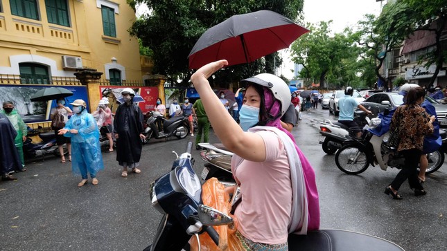 Khoảnh khắc xua tan mưa gió thi vào 10 ở Hà Nội: Con tự tin, làm bài tốt nhé - Ảnh 9. Khoảnh khắc xua tan mưa gió thi vào 10 ở Hà Nội: Con tự tin, làm bài tốt nhé - Ảnh 9.