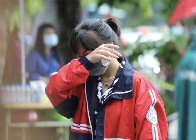 Khoảnh khắc xua tan mưa gió thi vào 10 ở Hà Nội: Con tự tin, làm bài tốt nhé - Ảnh 5. Khoảnh khắc xua tan mưa gió thi vào 10 ở Hà Nội: Con tự tin, làm bài tốt nhé - Ảnh 5.