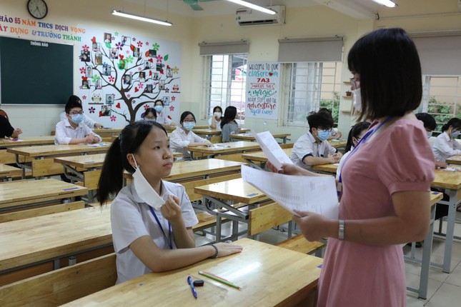 Khoảnh khắc xua tan mưa gió thi vào 10 ở Hà Nội: Con tự tin, làm bài tốt nhé - Ảnh 6. Khoảnh khắc xua tan mưa gió thi vào 10 ở Hà Nội: Con tự tin, làm bài tốt nhé - Ảnh 6.