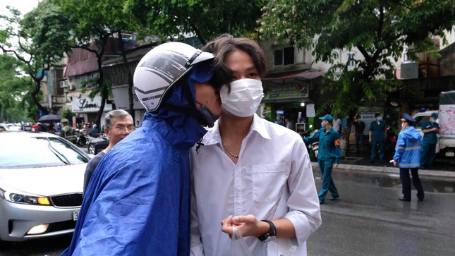 Khoảnh khắc xua tan mưa gió thi vào 10 ở Hà Nội: Con tự tin, làm bài tốt nhé - Ảnh 8. Khoảnh khắc xua tan mưa gió thi vào 10 ở Hà Nội: Con tự tin, làm bài tốt nhé - Ảnh 8.