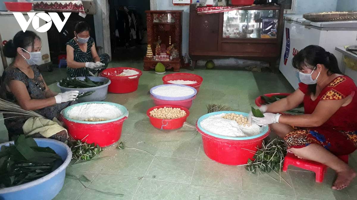 Bánh ú nước tro Sóc Trăng hút khách dịp Tết Đoan Ngọ - Ảnh 1.