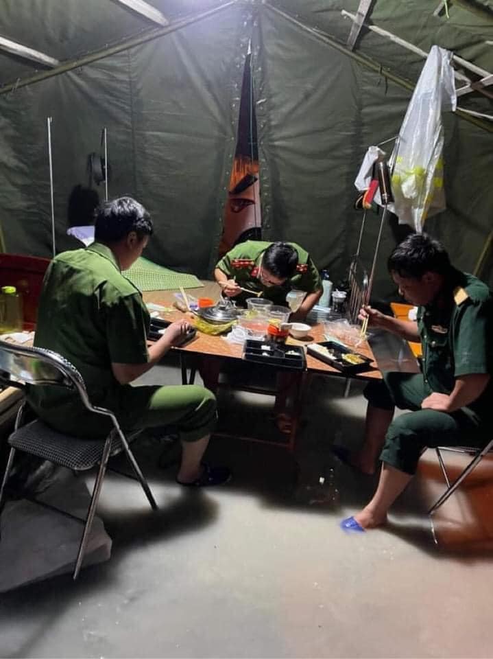 Bão đầu mùa nơi tuyến đầu chống dịch: Các chiến sĩ công an &quot;đu mình&quot; giữ chốt do mưa lớn, bữa ăn nước ngập dưới chân lại càng xót xa hơn - Ảnh 5.