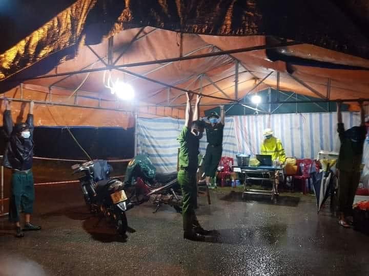 Bão đầu mùa nơi tuyến đầu chống dịch: Các chiến sĩ công an &quot;đu mình&quot; giữ chốt do mưa lớn, bữa ăn nước ngập dưới chân lại càng xót xa hơn - Ảnh 1.