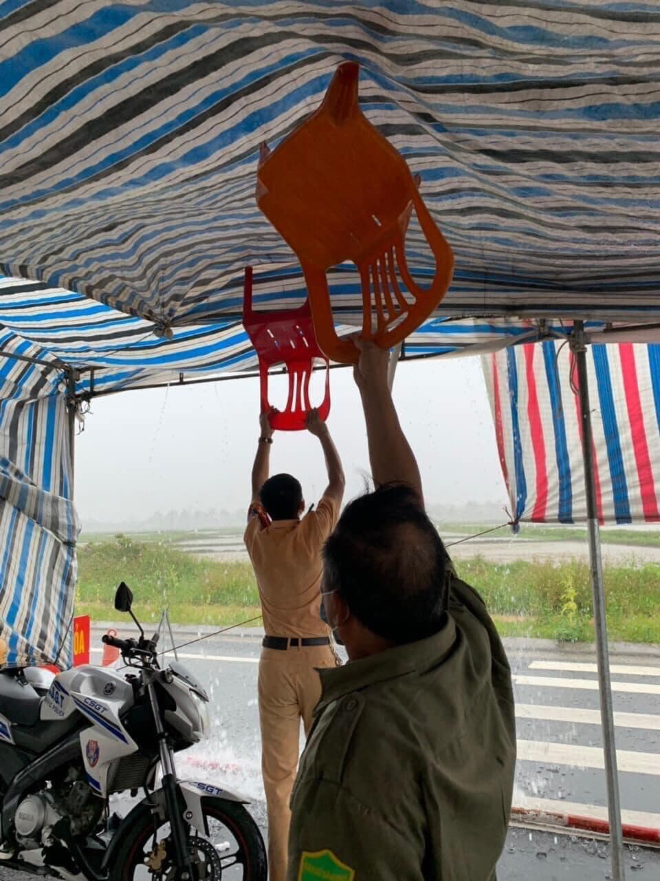 Bão đầu mùa nơi tuyến đầu chống dịch: Các chiến sĩ công an &quot;đu mình&quot; giữ chốt do mưa lớn, bữa ăn nước ngập dưới chân lại càng xót xa hơn - Ảnh 10.
