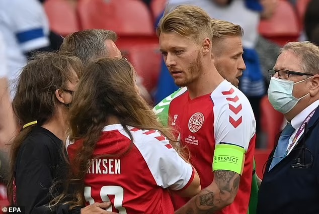 Bi kịch cầu thủ Đan Mạch đột quỵ trên sân: Hình ảnh 