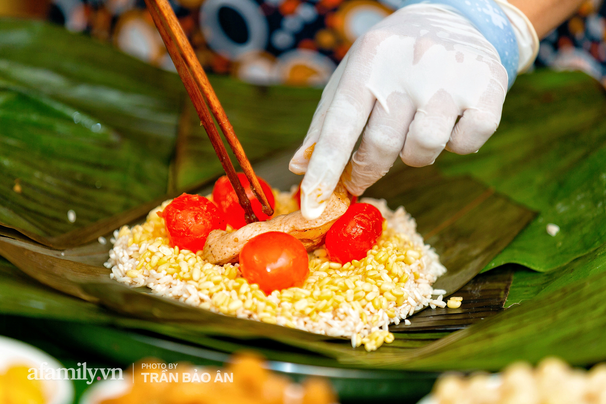 Tết Đoan Ngọ tại lò bánh Bá Trạng lâu đời nhất Sài Gòn, một cặp bánh có giá lên tới 1 triệu đồng với bào ngư, heo quay, sò điệp mà một năm chỉ được ăn duy nhất 1 lần! - Ảnh 6.