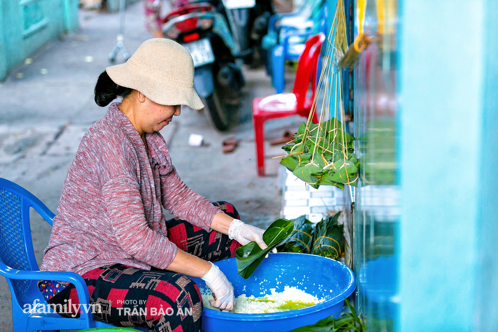 Xóm gói bánh ú lá tre nổi tiếng ở quận 8, một ngày gói vài nghìn chiếc trong suốt hơn 50 năm vẫn nổi danh với loại bánh cúng Tết Đoan Ngọ  - Ảnh 2.