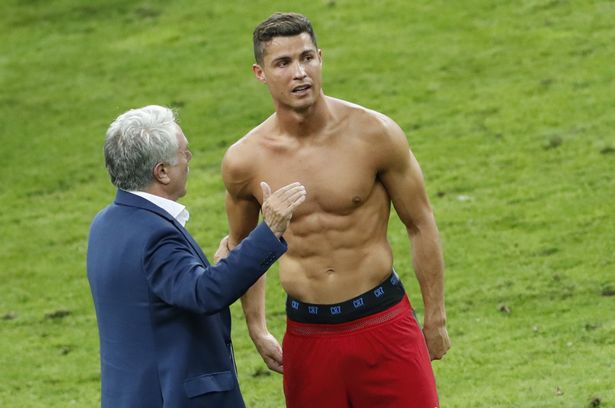 Clip chưa từng tiết lộ: “Nam thần” Ronaldo khoe body 6 múi như tạc tượng, nói lời tri ân “rơi nước mắt” - Ảnh 2.