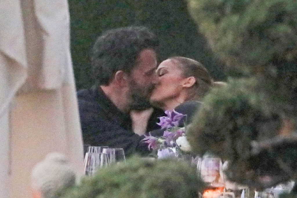 Ben Affleck công khai khóa môi "vị hôn thê cũ" Jennifer Lopez